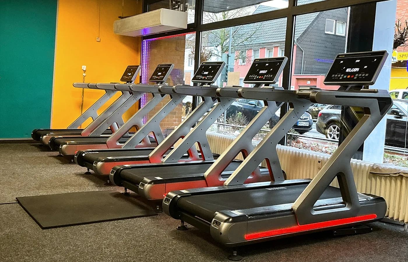 Reihe moderner Laufbänder im Cardio-Bereich von Allmli Fitness