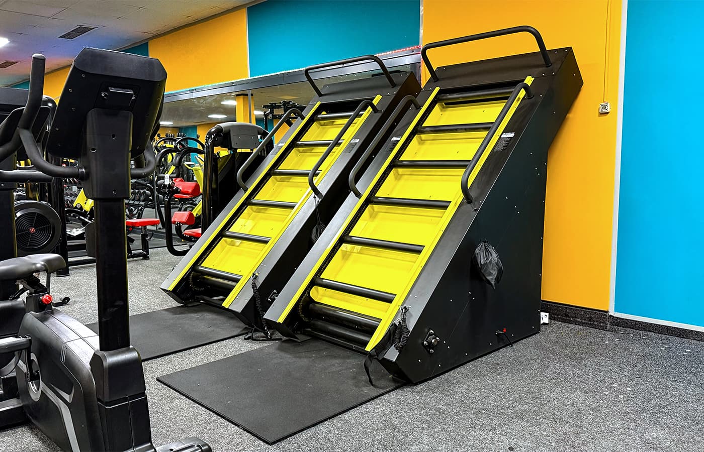 Zwei Steigungs-Stepper im Trainingsbereich